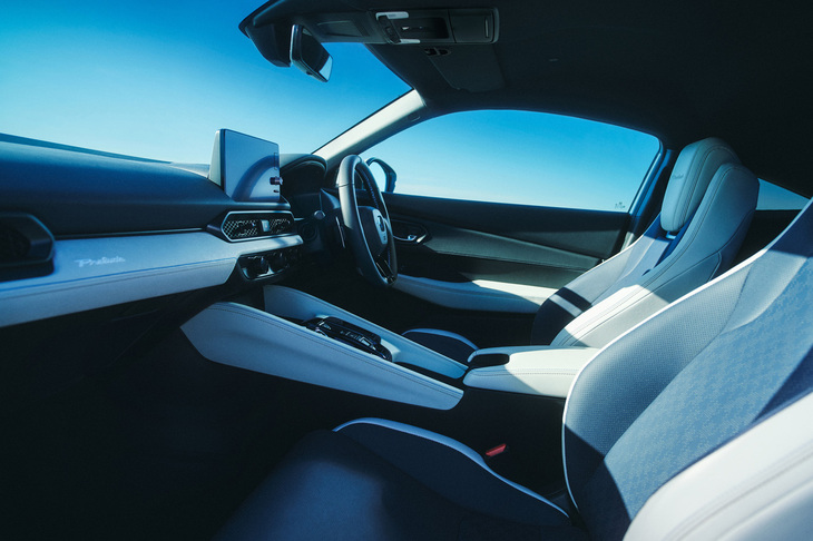 インテリアは「ブルー×ホワイト」をメインカラーに設定。「グライダーが滑空するような高揚感を覚えるデザイン」を目指したという。ほかにブラック基調のインテリアもラインナップされる。