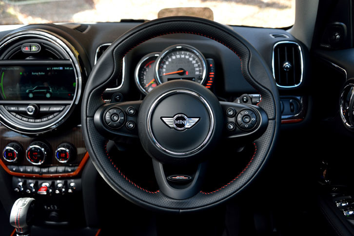 テスト車の「John Cooper Worksレザーステアリングホイール」。3万7000円のオプションとして提供される。