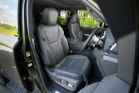 運転席にはよじ登るように乗り込む。シート表皮はセミアニリン本革で、ヒーター、ベンチレーターとも標準装備。