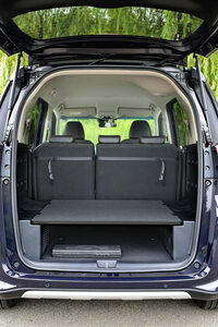 「フリード+」の特徴といえば、なんといっても広くて機能的な荷室。耐荷重200kgのフロアボードで上下に2分割して使えるほか、ボードを外せば高さのある荷物を積むこともできる。