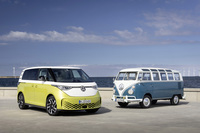 フォルクスワーゲンの「ID. Buzz」と、そのルーツとなる「タイプ2」の「デラックス マイクロバス」。