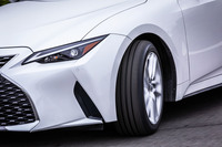 「イーグルF1アシメトリック5」には、制動時に接地面積が増大し摩擦力を向上させるタイヤブロックデザイン「アクティブ・ブレーキング・テクノロジー」や、特殊シリカ配合による高補強コンパウンド「インパルス・コントロール・コンパウンド・テクノロジー」などの最新テクノロジーが数多く採用されている。