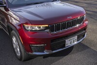 逆スラント式のノーズなどは1963年登場の「ジープ・ワゴニア」に範をとったとされている。セブンスロットグリルはパワートレインの冷却状況に応じて作動するアクティブシャッター付き。