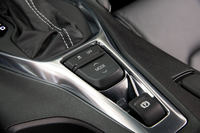 センターコンソールに備わるドライブモードの切り替えスイッチ。選択されたモードに応じて、パワーステアリングのアシスト量や、スロットルの開度、トラクションコントロールの介入度合い、「SS」では磁性流体ダンパーの減衰特性など、8つの制御が切り替わる。