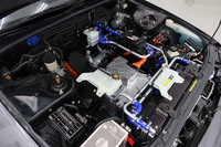 本来のエンジンルームに2.6リッター直6ツインターボエンジン「RB26DETT」はない。車体前後に1基ずつモーターを搭載することで4輪を駆動する。