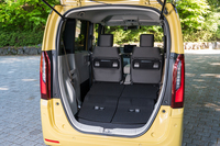 後席を格納したときの床面はそれほどフラットではなく、車両前方に向かって上り坂になっている。ただし、自転車を積みやすいように一部を削って坂を緩やかにしてあるのがさすがだ。