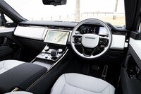 モダンを極めたインテリアは整理整頓が行き届いている。ダッシュ中央のラウンドした13.1インチタッチスクリーンは触覚フィードバック機能付き。