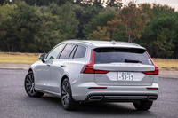 ハッチゲート左右にテールライトを配置するのは、「850」から続くボルボのステーションワゴンの伝統。先代「V60」よりも全長は125mm延長されている。