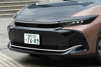 大きな開口部と鋭いヘッドランプが特徴的なフロントマスク。2.5リッターハイブリッド車にはグリルシャッターが備わっている。