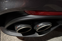 「ジュリア クアドリフォリオ エストレマ」に採用されたアクラポビッチ製エキゾーストシステム。純チタン製のリアマフラーには、カーボン製のテールパイプフィニッシャーを組み合わせている。