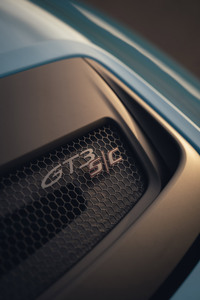 「GT3 S/C」という車名は、技術的にも思想的にも、同車が軽さを追求した2023年の限定モデル「911 S/T」に連なるモデルであることを示している。