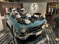 乗り物を会場に運び込んだ別の例。ビリオネアは「メルセデス・ベンツ190SL」にシューズのコレクションをちりばめた。