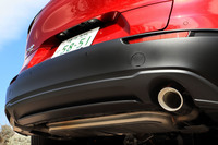 「スカイアクティブX」搭載車と、そのほかのモデルとの視覚的な差異は小さく、専用のバッジや高輝度ダーク塗装のホイールを除くと、大径のマフラーカッターが挙げられる程度だ。