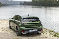 膨らんだフェンダーと相まって、踏ん張り感が強調されたリアビュー。ルーフエンドにはスポイラーが装着される。