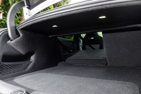 セダンながら後席の背もたれが2分割で倒せる。布にしわが寄っているのはごあいきょう。