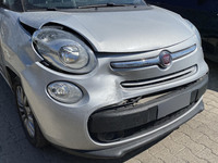 ダメージを受けた「フィアット500L」。オーナーはどれだけのバンパー部品が再利用できるか、固唾(かたず)をのんで修理見積書を待っているに違いない。