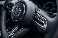 ACCのスイッチをステアリングホイール右側に集中配置。いったん覚えてしまえば、手元をいちいち確認しなくても操作できるようなスイッチの配置と形状になっている。