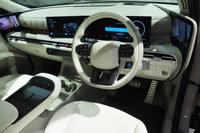 レザーで仕立てられた新型「ネッソ」のインテリア。ダッシュボード左右にデジタルサイドミラー用のディスプレイが配置される。