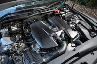 エンジンベイに押し込むように搭載された「2UR-GSE」型5リッターV8エンジン。レクサスの「F」シリーズではおなじみのエンジンで、「IS500」のものは最高出力481PS、最大トルク535N・mを発生する。