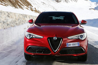 「ステルヴィオ」のフロントマスク。