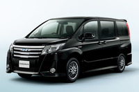 「トヨタ・ノア」
トヨタが販売するミドルクラスの箱型ミニバン。「タウンエースノア」が2001年にFF化され、5ナンバーサイズミニバンとなったもので、現在では「ホンダ・ステップワゴン」「日産セレナ」とともに日本のファミリーカーの代表的存在となっている。「ヴォクシー」「エスクァイア」は姉妹車。