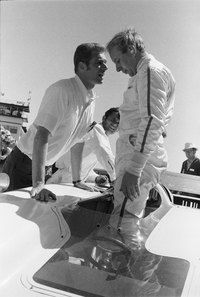 1969年のCan-Amにて、「シャパラル2H」に乗るジョン・サーティース(右)と、ジム・ホール(左)。