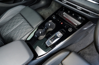 全体がピアノブラック仕上げのセンターコンソールはくぼみこそあるものの、飛び出すものがひとつもないフラットデザイン。消しゴムのようなサイズ感のシフトセレクターは指一本でも操作できる。