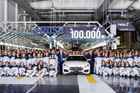 1万台目の「クアトロポルテ」のラインオフを祝うアニェッリ工場のスタッフ。次期型「グラントゥーリズモ/グランカブリオ」はこの工場で生産される見込みだ。