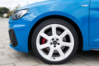 「40 TFSI」の標準タイヤサイズは215/40R17だが、「エディション1」にはオプションの18インチアルミホイールと215/40R18サイズのタイヤが装備される。