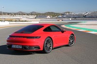 「カレラS」「カレラ4S」ともボディーサイズは同じで、全長×全幅×全高=4519×1852×1300mm、ホイールベースは2450mmとなっている。