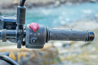 エンジンの操作にはワイヤー式ではなく、電気式のスロットル・バイ・ワイヤを初採用。ライディングモードは「ECO」「PERFORMANCE」の2種類で、それぞれにおいてリアABSのオン/オフを選択できる。