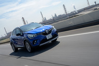 ボディーカラーは試乗車の「ブルーアイロンM/ノワールエトワールM」を含む全5種類。このうち、ノワールエトワールMのモノトーンは「E-TECHハイブリッド」の専用色となる。