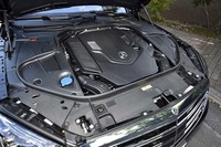「マイバッハS560 4MATIC」に搭載される4リッターV8ツインターボエンジンは、469psと700Nmを発生。低負荷時には4気筒を休止して燃料を節約する。