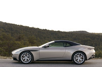 ファブリックルーフは耐候性や遮音性の高さが自慢。クローズド時のスタイリングもスマートだ。