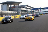 約100台もの色とりどりのルノー車が、富士スピードウェイのレーシングコースを走る。