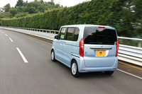 家族に1台のファーストカーとして、「ミニバンからユーザーを奪うつもりで開発した」という「新型N-BOX」。開発に際しては「日本の家族のしあわせのために」というコンセプトを掲げ、スタッフの意思を統一したという。