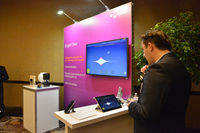 最新の音声認識技術を披露するニュアンス社のスタッフ。ニュアンスでの呼び名は「ドラゴン・ドライブ」だ。