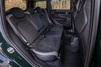 リアシートもフロントと同様に赤からグレーへと縁取りのカラーリングが変わった。写真のシート表皮はダイナミカと呼ばれるスエード調素材とレザーのコンビネーションで、カラーはカーボンブラック。