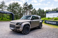 2024年7月に発表された「ディフェンダー・オクタ」。ディフェンダーのラインナップにおいて、最もタフで走破性に優れ、最もラグジュアリーと紹介されるモデルだ。今回は群馬・浅間サーキットのオフロードコースと、浅間山周辺のワインディングロードを走り、オン/オフの両方のパフォーマンスをチェックした。