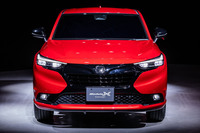 「ヴェゼルe:HEVモデューロXコンセプト」のフロントフェイス。ベース車とは専用のエアロバンパーやフロントグリル、ブラック加飾のLEDヘッドランプなどで差異化されている。