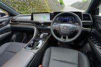 インテリア全体の造形はほかの「クラウン クロスオーバー」と変わらないが、専用色の「ブラックラスター」を採用。センターコンソールなどにメタリックな光沢を放つブラックレザーを使っている。