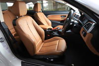 膨大なカスタマイズバリエーションが用意されたインテリア。BMWやBMW Individualが用意する色や素材に加え、アルピナ独自のオプションも豊富に設定されている。