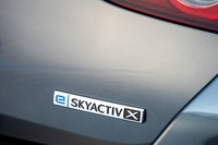 装飾類に関しては、「スカイアクティブX」搭載車に「e-SYKACTIV X」のバッジが装着されたのもトピック。電動車(マイルドハイブリッド車)であることが強調されている。