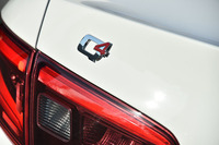 「ヴェローチェ」のトランクリッドには4WDを意味する「Q4」のバッジが貼られる。