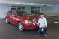 折戸青年と、氏の前のマイカーである「ボルボV60 T4」。氏が掃除機を構えているのは、ダイソン掃除機特集の際の懐かしい写真だからである。(写真=尾形和美)