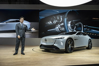 「ジャパンモビリティショー2025」の会場で「マツダ・ビジョンXクーペ」を紹介したマツダの代表取締役社長兼CEO 毛籠勝弘氏は、「走る歓(よろこ)びは、地球を笑顔にする。その未来へ、一緒に走っていきましょう」とスピーチ。