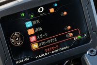 ライディングモードにはデフォルトで用意される「スポーツ」「ロード」「レイン」「オフロード」「オフロードプラス」に加え、ライダーが任意で設定できる4つのカスタムモードも用意。ご覧のとおり、インターフェイスは深い階層まで日本語に対応している。