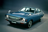 同じく1973年に登場した3代目「サニー」(B210)の4ドアセダン。このアングルからだと、ボディー側面のラウンド形状がよく分かる。凝ったデザインの樹脂製グリルなどもこの時代ならではの特徴。