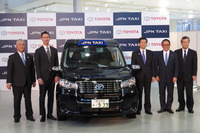 左からトヨタ自動車の佐藤康彦専務、全国ハイヤー・タクシー連合会の川鍋一朗会長、石井啓一国土交通大臣、トヨタ自動車の豊田章男社長、国土交通省自動車局の奥田哲也局長。