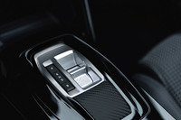 新たなシフトセレクターを搭載した「プジョー208」発売の画像